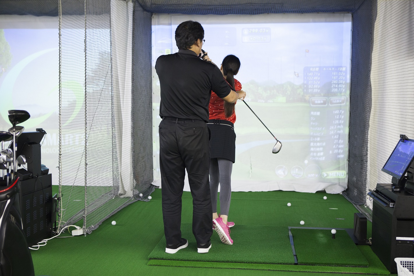 Cage simulateur golf : permet de jouer au golf comme sur un terrain.