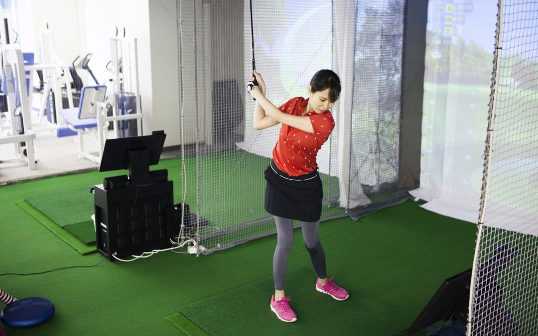 Practice golf maison : ce qu’il faut savoir avant d’acheter un simulateur