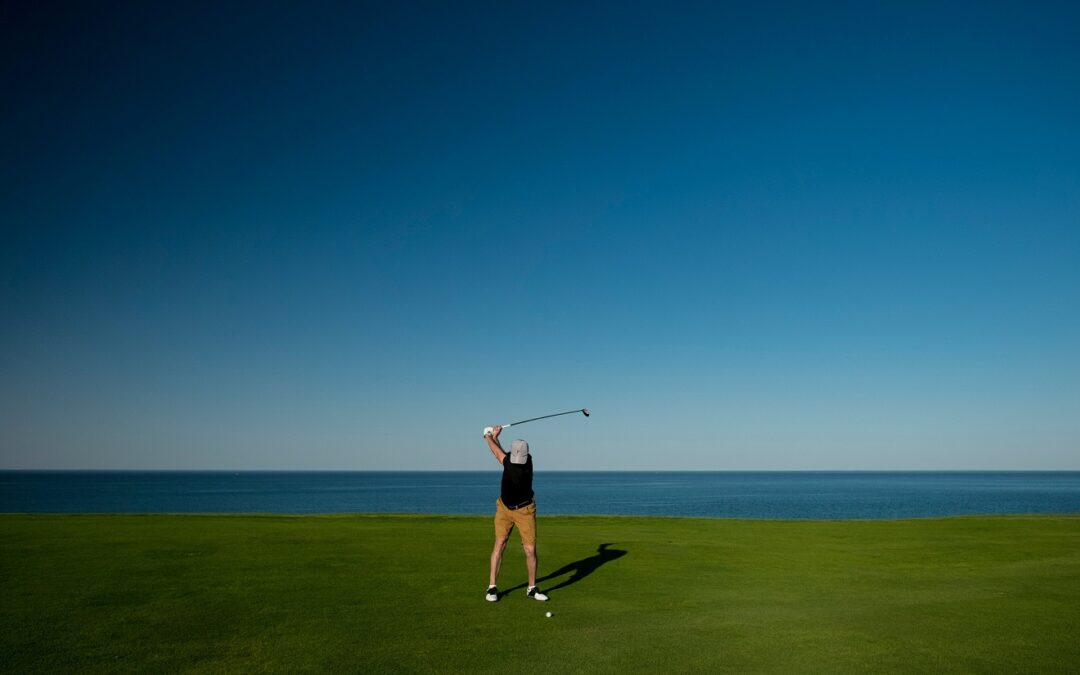 Transformer votre espace en terrain de golf : installation d’un simulateur